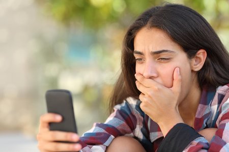 Podle výzkumu tráví lidé s depresemi s chytrým telefonem v ruce denně více než 68 minut.