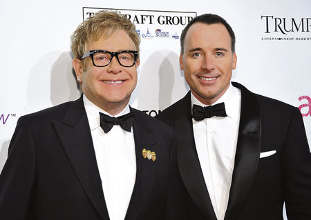 Elton a David se stali otci po dvou neúspěšných pokusech o adopci