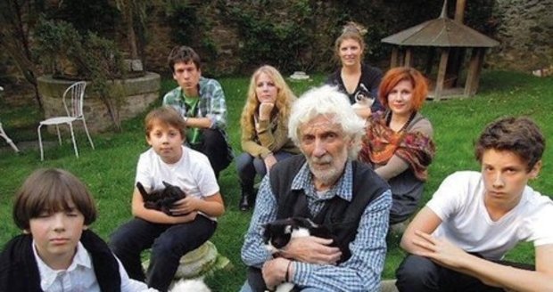 Jedinečná fotografie Petra Hapky se všemi svými sedmi dětmi