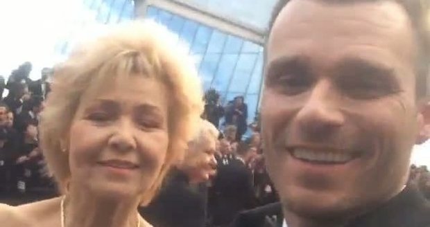 Leoš Mareš s maminkou na červeném koberci v Cannes