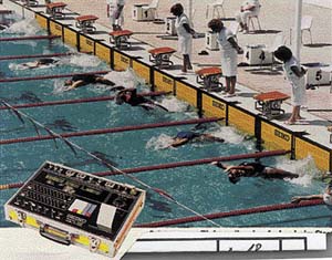 Měřicí elektronika se uplatňuje i při plaveckých závodech (nahoře). Rozhodující počítač je umístěn v docela malém kufříku (vlevo).