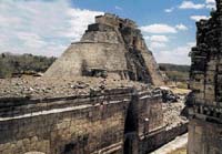 Velká pyramida v Uxmalu je zcela výjimečná svým tvarem - na rozdíl od všech ostatních pyramid má oválný půdorys
