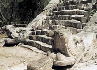 Plazí božstvo hrálo velkou roli v kultuře starých Mayů - schody na vrchol mnohých pyramid střeží dvojice opeřených hadů