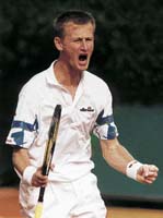 Rok 1998 začal pro tenistu Petra Kordu výborně: vyhrál v Melbourne Mezinárodní mistrovství Austrálie a v dalších měsících mu chyběl jen krůček k prvnímu místu ATP. Pak ale přišel Wimbledon a po čtvrfinále pozitivní nález anabolického steroidu Nandrol