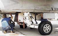 Hlavní podvozek amerického univerzálního letounu F-18 Hornet patří k těm složitějším. Než se podvozková noha při zatahování a opětovném vysunování dostane do správné polohy, všelijak se láme. To je samozřejmě náročné na pevnost materiálu