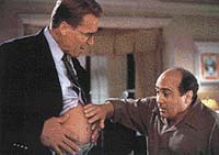Arnold Schwarzenegger se ve filmu Junior na své miminko těšil. Porodit ho musel císařským řezem, při němž se novorozenec vyjme z těla řezem, který protíná kůži, podkoží a břišní svalovinu. 