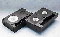 Nejpoužívanější typy kazet pro videokamery: VHS-C, S-VHS-C (vlevo); Video8, Hi8, Digital8 - systém Digital8 používá kazety typu Hi8 (vpravo)
