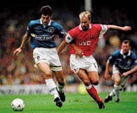 Dennis Bergkamp (vpravo) hraje za Arsenal FC 