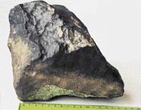 Meteorit vypadá na první pohled jako obyčejný kámen