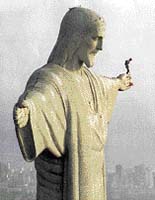 Rakušan Felix Baumgartner skočil z třicetimetrové sochy Ježíše v brazilském Rio de Janeiru. Skok z takto "malé" výšky je velice nebezpečný, je třeba nejen včas otevřít padák, ale i hlídat směr větru a dobře vybrat místo dopadu