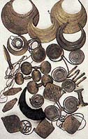 Bronzové předměty z doby 1000 let př. n. l. Jedná se o ozdobné spony a náramky