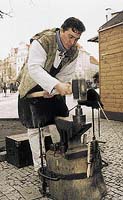 Středověký řemeslník při ražbě mincí na Staroměstském náměstí v Praze