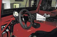 sportovní volant - svírá s podlahou vozu podstatně kolmější úhel, než je běžné u sériových tahačů; ukazatel tlaku turbodmychadla; ovládání vysílačky; tachometr s tachografem; teplota vody v chladiči; tlak vzduchu v brzdách; ovladače chladicích systém