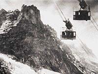 První "opravdová" horská lanovka z roku 1908 se dvěma kabinami pro 16 cestujících spojovala údolí se strmým úbočím štítu Wetterhorn ve Švýcarských Alpách