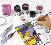 Ředitelné barvy se prodávají ve skleněných lahvičkách a konturovací barvy v tubách