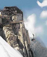 Horní stanice lanovky Aiguille du Midi je k severnímu výběžku "Jehly" ve výšce 3791 m n. m. přilepena jako obrovské orlí hnízdo