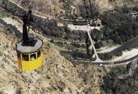 Klasická kyvadlová lanovka, kterou v roce 1930 vyrobila lipská firma Bleichert, dodnes převáží turisty ke klášterům Montserrat ve Španělsku