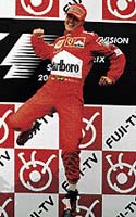 Michael Schumacher mistrem světa - po vítězství v předposledním závodě sezony 2000 v Japonsku měl tento závodník titul jistý