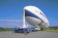 Nejnovější výrobek firmy Zeppelin - vzducholoď LZ N07. Všimněte si uvazovacího sloupu umístěného na automobilu