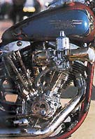 Zdobené motory přímo přetékají z původní konstrukce motocyklu