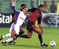 Nejlepší světový fotbalista roku 1999 Rivaldo (v tmavém)