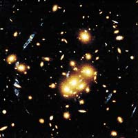 Gravitační čočka - skutečná situace vyfotografovaná Hubbleovým teleskopem