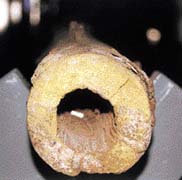 Dříve se k rozvodu vody používaly dřevěné, později mramorové trubky (dole). Ve středověku dokonce existovalo speciální zaměstnání - tzv. rourník, který měl na starosti vrtání trubek a výstavbu vodovodů