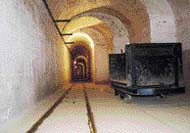 Podzemní chodby tvrze - dopravu materiálu zajišťovaly ručně posunované vozíky (tedy žádné mašinky)