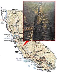 Průběh trhlin na pobřeží státu Kalifornie a letecký snímek části Svatoondřejského zlomu v USA