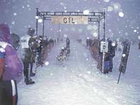 Za sněžení a krutého mrazu dojíždějí závodníci do cíle zcela vyčerpaní