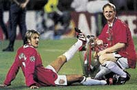 David Beckham a David May s pohárem za vítězství v Lize mistrů