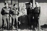 Českoslovenští příslušníci 68. noční stíhací perutě RAF u fragmentu sestřeleného německého letounu