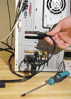 Hardwarový dekodér je s grafickou kartou spojen pomocí externího kabelu. Výstup do televize i monitoru je na hardwarovém dekodéru