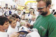 Tomáš Dvořák rozdával autogramy na kšiltovky s logem ábíčka, pohlednice, a někteří maratonci si vyžádali podpis přímo na vlastní kůži 