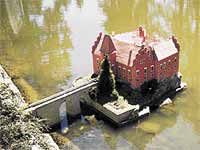 Červená Lhota na malém rybníčku patří k nejzajímavějším objektům miniaturparku