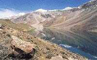 Himálajské jezero Chandratal, ležící ve výšce 4200 m, je ledovcového původu...
