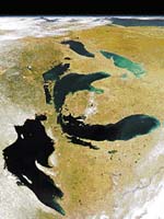 Obrovskou plochu Velkých jezer nelze přehlédnout ani na satelitním snímku