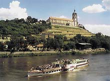 Vltava na Labi - parník se těsně před přistáním v Mělníku otáčí proti proudu Labe. Vltava brázdí "svou" řeku již jedenašedesát let - poprvé vyplula 27. 8. 1940