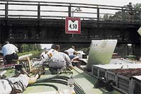 Přes plavební kanál Vraňany - Hořín vede několik nízkých mostů a všichni lidé na horní palubě se musejí při jejich podplouvání pořádně skrčit