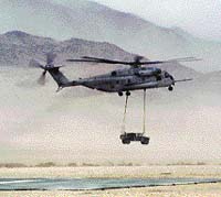 Automobil je uzpůsoben pro přepravu pod vrtulníky i ke shazování na padácích