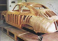 Základ repliky Porsche 356 - stejně jako Ferdinand Porsche, vyrobil Václav Král nejprve dřevěnou maketu