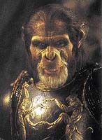 Generál Thade má velmi věrohodnou šimpanzí tvář i chůzi, ale napodobit mimiku opravdového šimpanze nedokáže