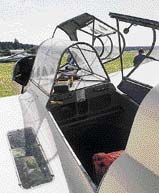 Kokpit dvoumístného Kranichu 2B. Zajímavý je průhled v kořenu křídla, který druhému pilotovi umožní vidět zem