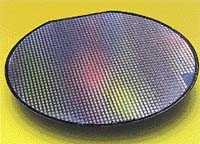Tato destička je polotovarem, na jehož povrchu jsou stovky čipů do karet