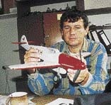 Pilot a výrobce letadel Jiří Hodan s jedním z muzejních modelů