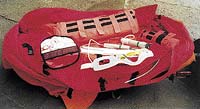 taška s vybavením pro první pomoc; vakuové dlahy; pumpy k napouštění a vysávání vzduchu z dlah; klasická dlaha; límec k fixaci krční páteře. Výbava univerzálního vaku na zraněného, používaného k ochraně osob přepravovaných na saních nebo pod vrtulník