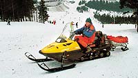 Sněžný skútr Ski Doo Alpine III se zapojenými transportními saněmi