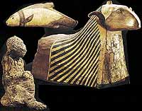 Mumifikovaný pavián byl nalezen v roce 1837 v Karnaku; Posvátný beran byl zasvěcen bohu Chnumovi, jeho zlaté rouno vypovídá o vlivu řecké kultury