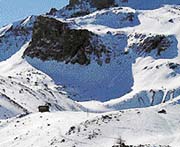 Jezero Svaté Anny je ukryté vysoko ve francouzských Alpách. Potápěči se k němu dostanou jedině na lyžích. Když jejich výprava pod zamrzlou hladinu skončí, mohou si před cestou zpět do údolí odpočinout v malé "boudě" na břehu