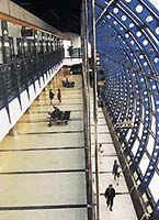 Prosklený vestibul stanice Rajská zahrada připomíná letištní halu
